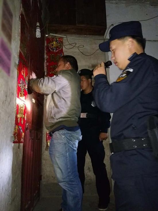 织金县粗心妈妈误将幼女锁家中 民警全城寻开锁师傅开门